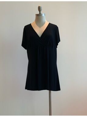 Flattering Women’s Black V-Neck Short Sleeve Jersey Top. Sz 2X